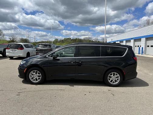 Brilliant Black Crystal Pearlcoat 2022 Chrysler Pacifica Touring-L