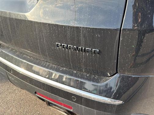 Mosaic Black Metallic 2022 Chevrolet Traverse Premier