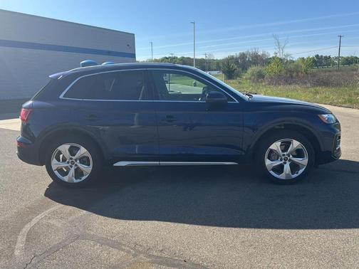 Navarra Blue Metallic 2021 Audi Q5 40 Premium Plus