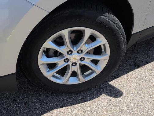 Silver Ice Metallic 2018 Chevrolet Equinox 1LT