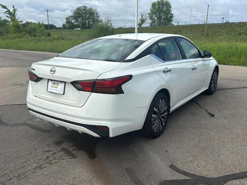 Glacier White 2025 Nissan Altima SV