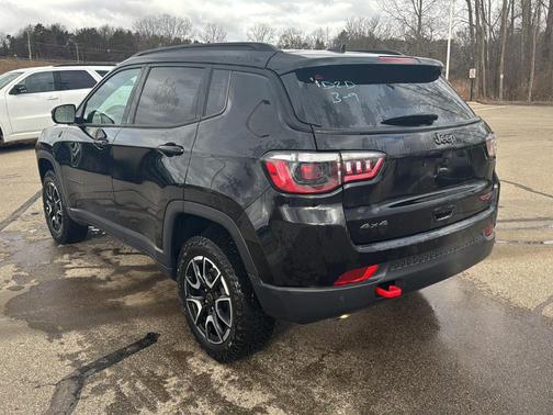 Diamond Black 2025 Jeep Compass Trailhawk