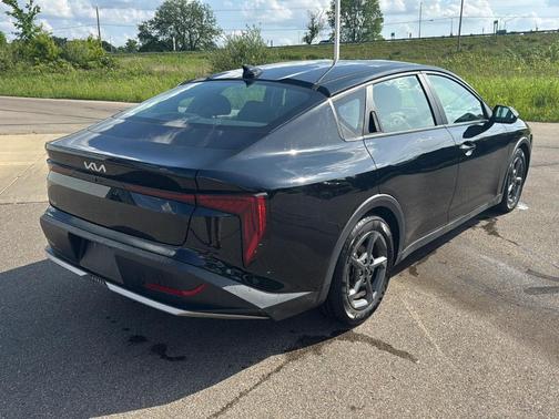 Aurora Black Pearl 2025 Kia K4