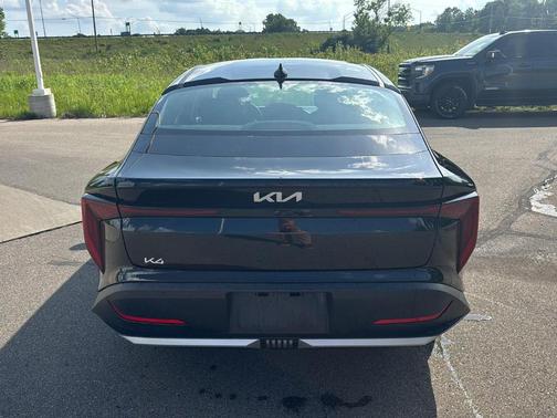 Aurora Black Pearl 2025 Kia K4