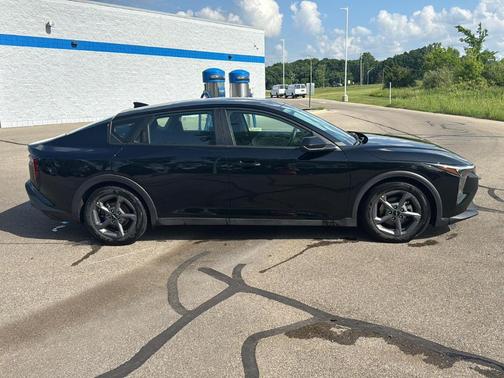 Aurora Black Pearl 2025 Kia K4