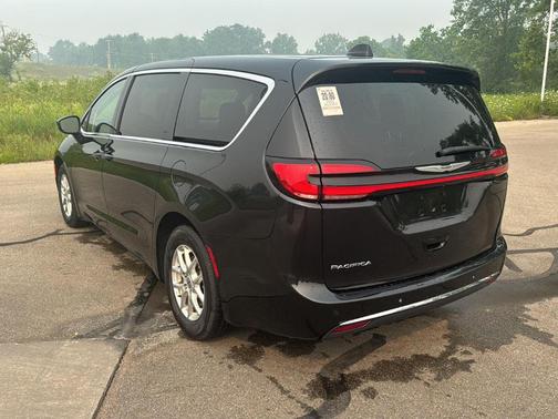 Brilliant Black Crystal Pearlcoat 2023 Chrysler Pacifica Touring-L