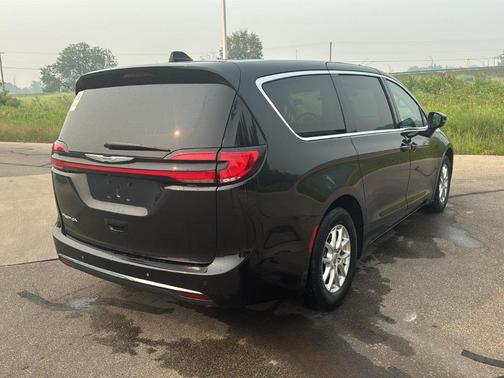 Brilliant Black Crystal Pearlcoat 2023 Chrysler Pacifica Touring-L