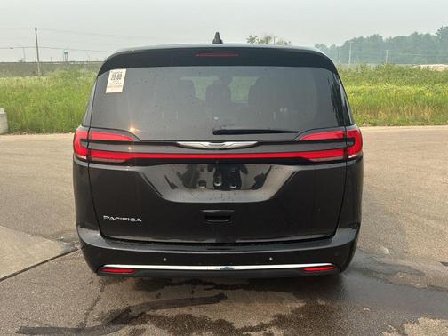 Brilliant Black Crystal Pearlcoat 2023 Chrysler Pacifica Touring-L
