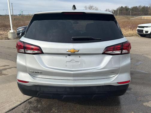 Silver Ice Metallic 2022 Chevrolet Equinox LS