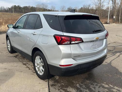 Silver Ice Metallic 2022 Chevrolet Equinox LS