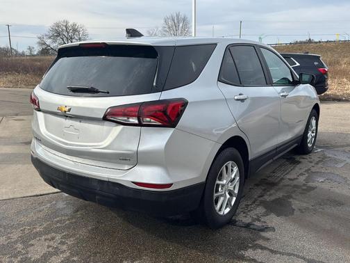Silver Ice Metallic 2022 Chevrolet Equinox LS