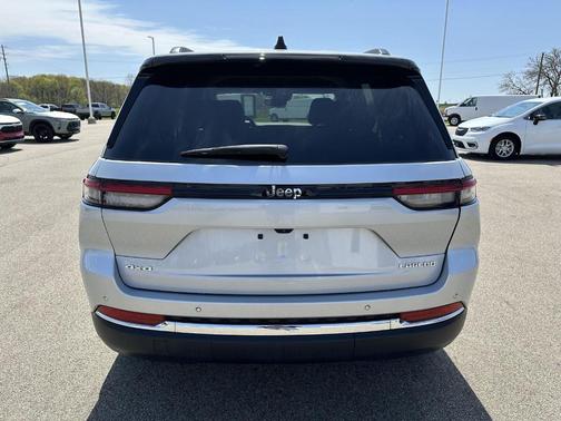 Silver Zynith 2023 Jeep Grand Cherokee Laredo