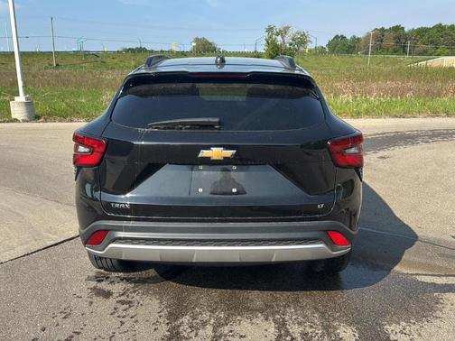 Mosaic Black Metallic 2025 Chevrolet Trax LT