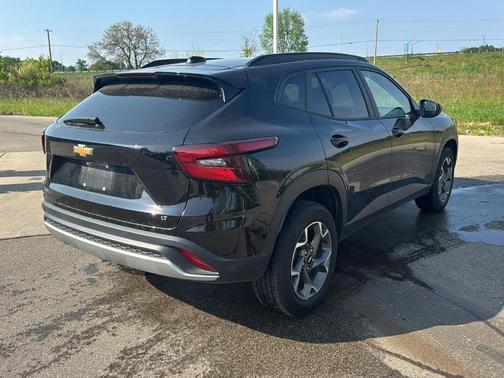 Mosaic Black Metallic 2025 Chevrolet Trax LT