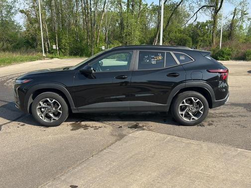 Mosaic Black Metallic 2025 Chevrolet Trax LT