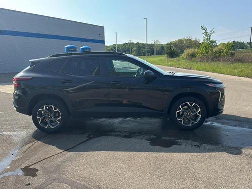 Mosaic Black Metallic 2025 Chevrolet Trax LT