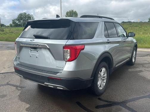 Iconic Silver Metallic 2024 Ford Explorer XLT