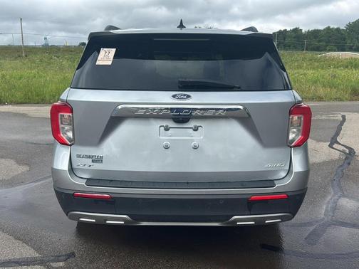 Iconic Silver Metallic 2024 Ford Explorer XLT