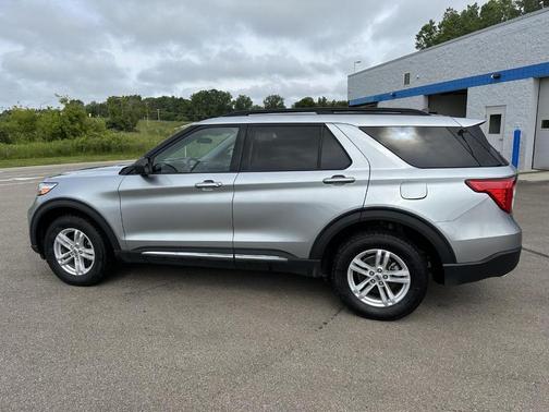 Iconic Silver Metallic 2024 Ford Explorer XLT