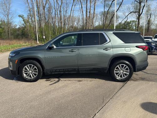 Silver Sage Metallic 2023 Chevrolet Traverse LT Cloth