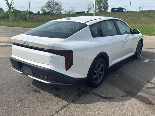 Snow White Pearl 2025 Kia K4