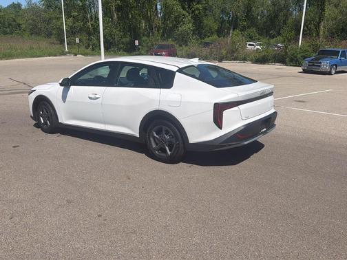 Snow White Pearl 2025 Kia K4