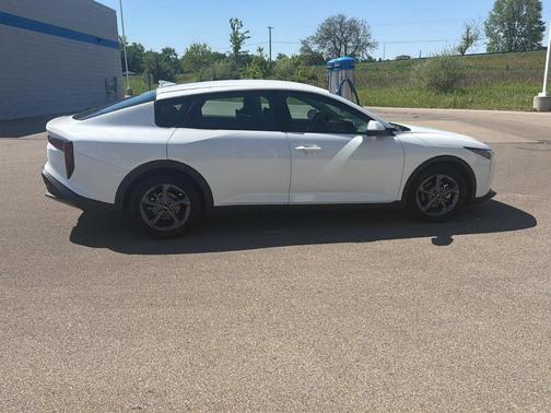 Snow White Pearl 2025 Kia K4