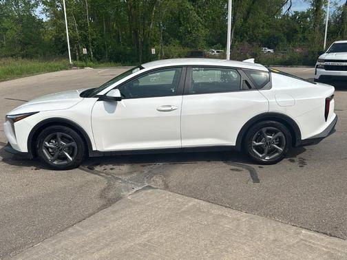 Snow White Pearl 2025 Kia K4