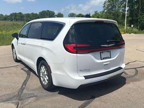 Bright White Clearcoat 2024 Chrysler Pacifica Touring-L