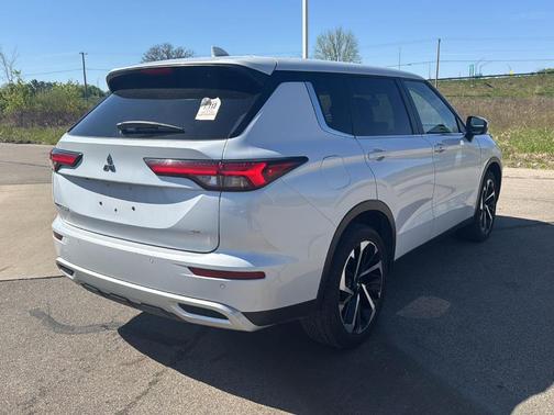 White Diamond 2024 Mitsubishi Outlander SE Black Edition