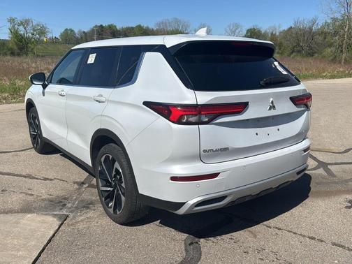 White Diamond 2024 Mitsubishi Outlander SE Black Edition