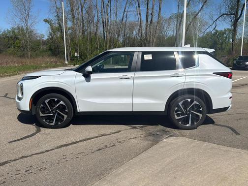 White Diamond 2024 Mitsubishi Outlander SE Black Edition