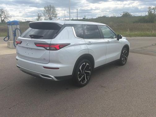 White Diamond 2024 Mitsubishi Outlander SE Black Edition