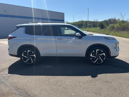 White Diamond 2024 Mitsubishi Outlander SE Black Edition