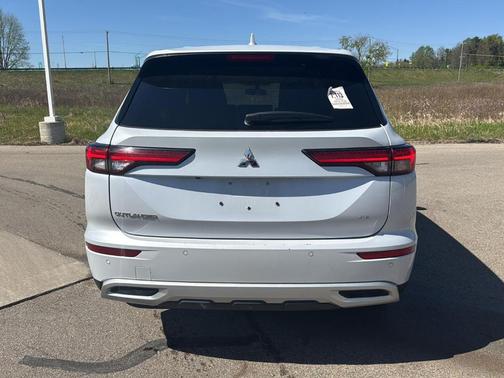 White Diamond 2024 Mitsubishi Outlander SE Black Edition