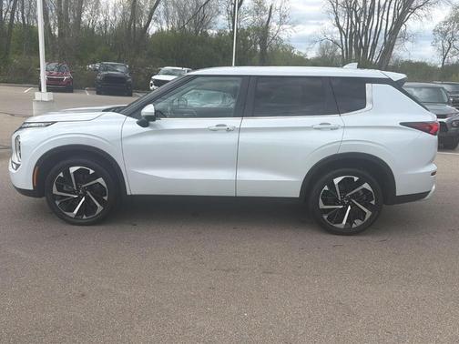 White Diamond 2024 Mitsubishi Outlander SE Black Edition
