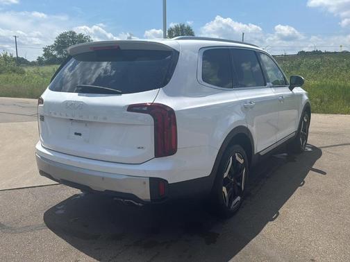 Glacial White Pearl 2024 Kia Telluride S