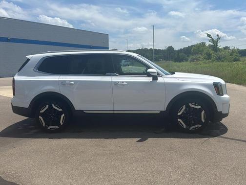 Glacial White Pearl 2024 Kia Telluride S