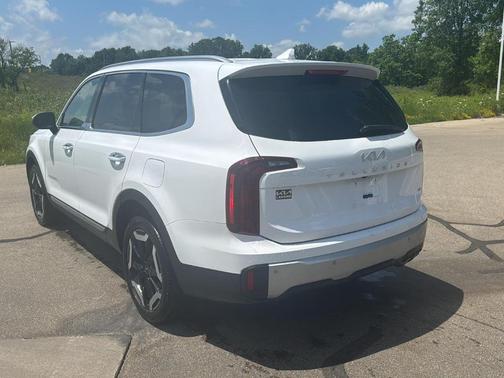 Glacial White Pearl 2024 Kia Telluride S