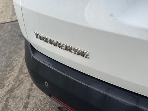 Iridescent Pearl Tricoat 2019 Chevrolet Traverse RS