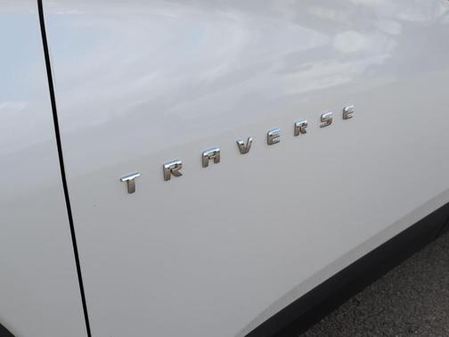 Iridescent Pearl Tricoat 2019 Chevrolet Traverse RS