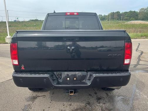 Brilliant Black Crystal Pearlcoat 2018 RAM 1500 Big Horn