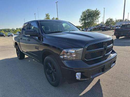 Brilliant Black Crystal Pearlcoat 2018 RAM 1500 Big Horn