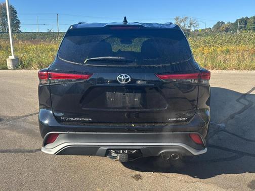 Midnight Black Metallic 2021 Toyota Highlander XSE