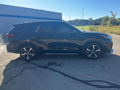 Midnight Black Metallic 2021 Toyota Highlander XSE