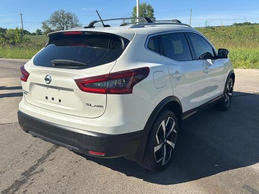 Pearl White Tri-Coat 2021 Nissan Rogue Sport SL