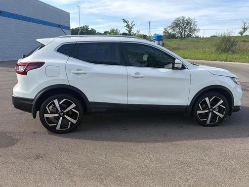 Pearl White Tri-Coat 2021 Nissan Rogue Sport SL