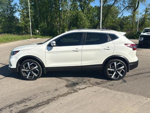 Pearl White Tri-Coat 2021 Nissan Rogue Sport SL