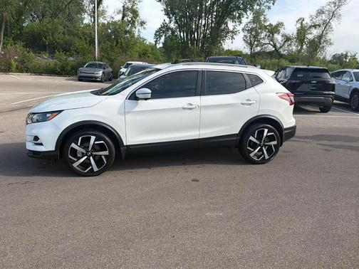 Pearl White Tri-Coat 2021 Nissan Rogue Sport SL