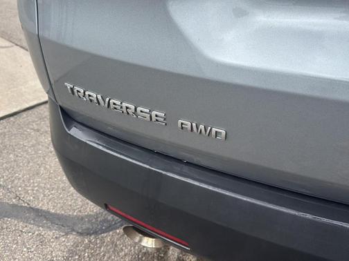 Sterling Gray Metallic 2023 Chevrolet Traverse LT Cloth